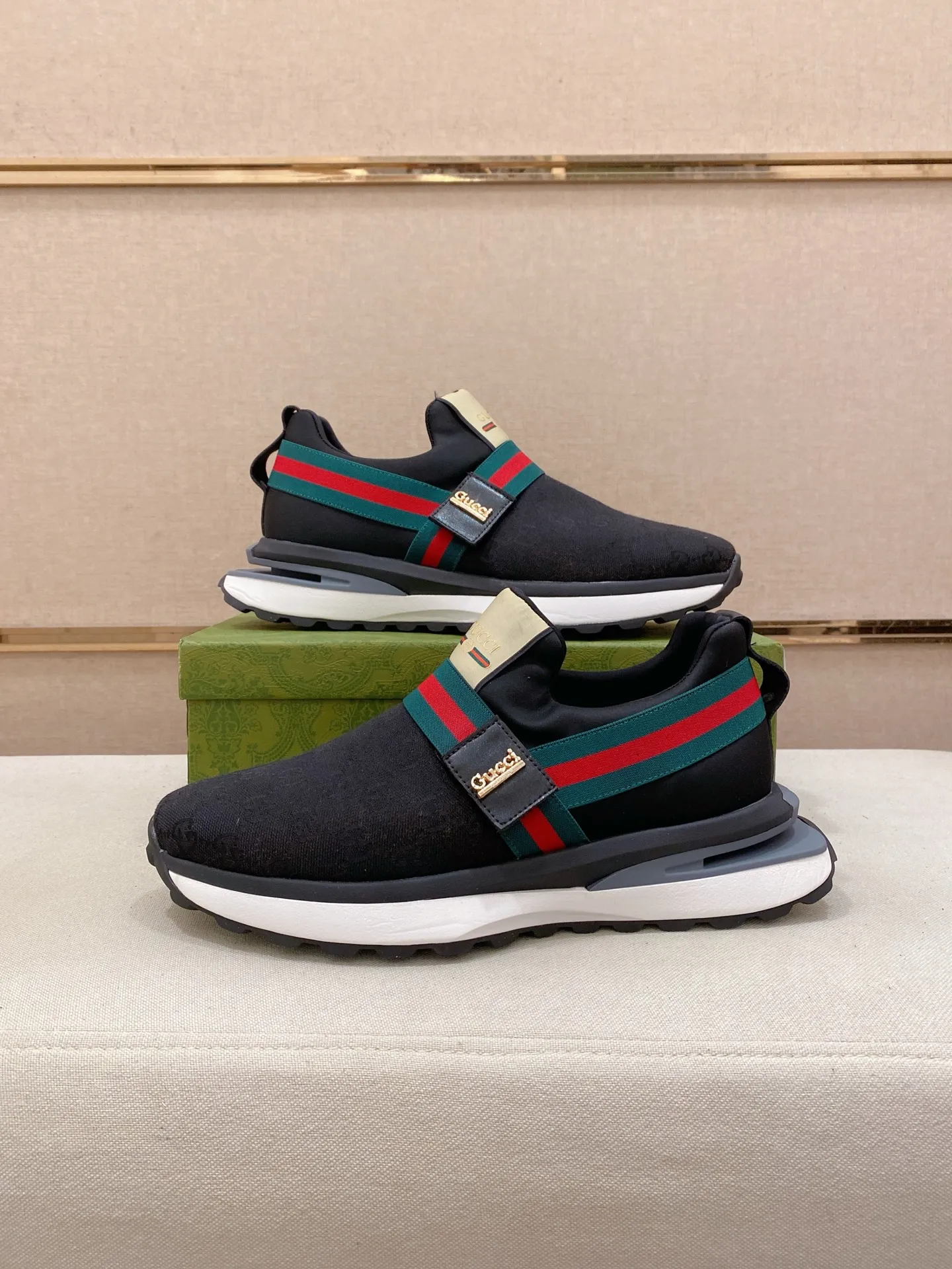Factory price: 462💰 (GUCCI) The latest 🎁🎁casual and fashionable men's shoes👟 from the official website, hot style 💥 style is simple and elegant, exclusive for trendy men. Unique latest brand elements from the official website 👑original decoration, fashionable and generous, original fabric ✅breathable stretch cloth lining, official website designated wear-resistant casual outsole, classic model taken at the counter in kind🎬38-44 (45 is not returnable and non-refundable)